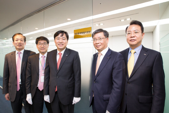 예탁결제원은 20일 총 10명의 인력으로 구성된 '주주총회특별지원반'을 설치했다. 이병래 예탁결제원 사장(왼쪽 세번째)과 관계자들이 19일 '주주총회특별지원반' 발족식을 가졌다.  예탁결제원 제공